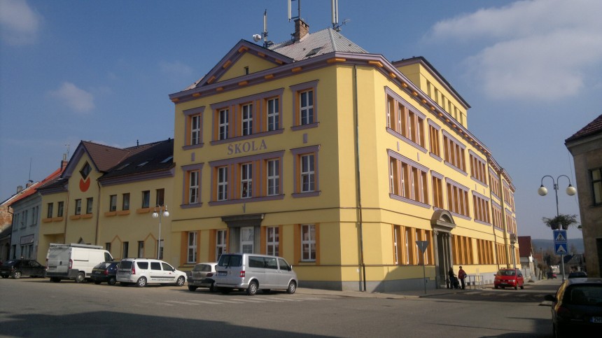 Základní škola v Dolním Bousově – rekonstrukce, rozšíření, zateplení